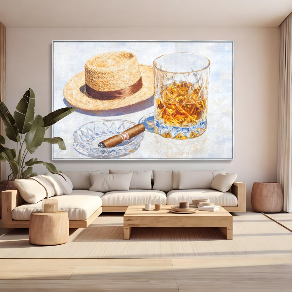 Tablou canvas cu natura statica cu palarie si pahar de whisky, in rama de aluminiu argintiu, pe perete intr-un living